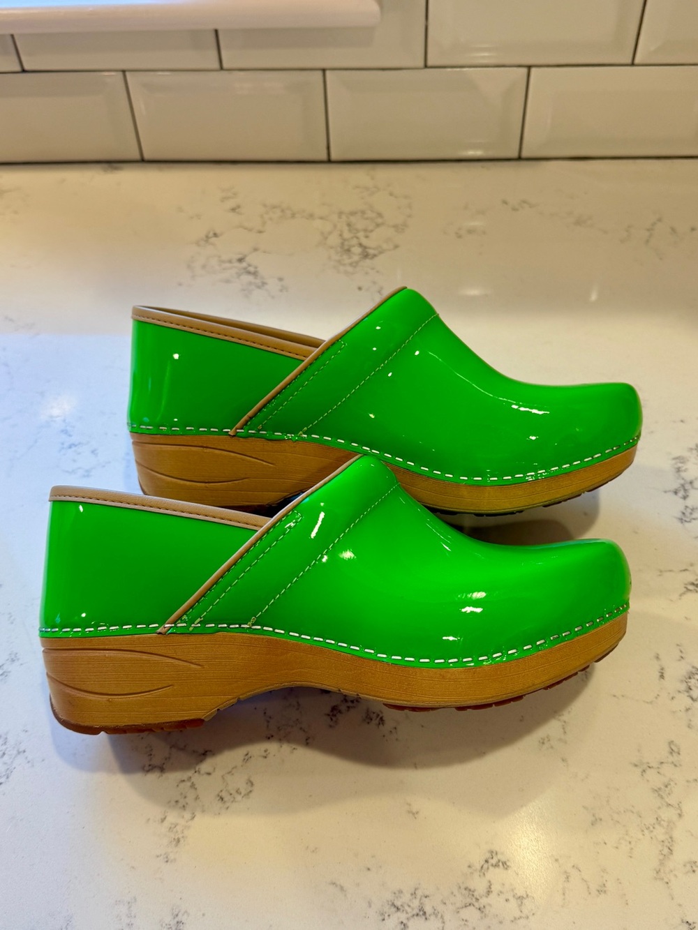 dansko professional XP 2.0 clogs - neon green patent leather 39 8-8.5 - Picture 2 of 9